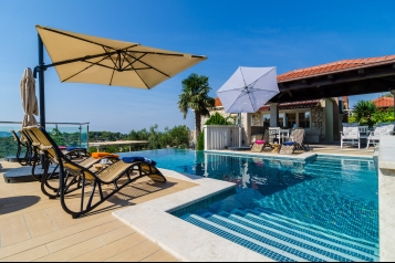 Rymlig tvaring; sovrum lauml;genhet i en villa med pool, nauml;ra Dubrovnik