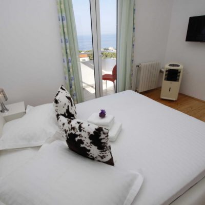 De Lux Apartment A8 with view and swimming pool