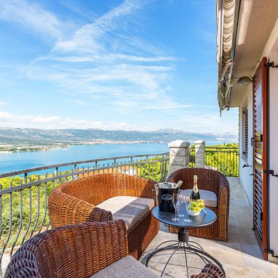 Exclusive villa in Trogir for 17 persons