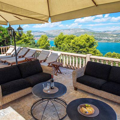 Exclusive villa in Trogir for 17 persons