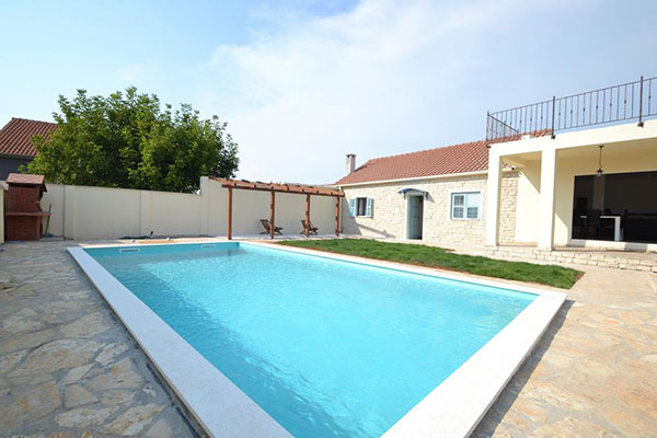 Holiday house with swimming pool Pistan